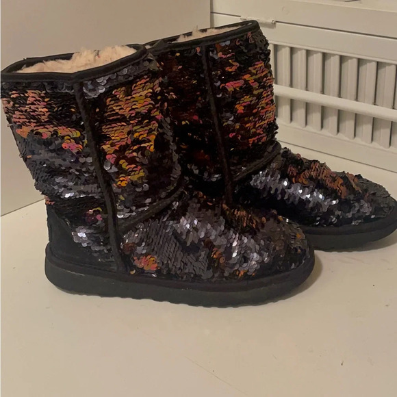 Uggs beautiful rose gold and black color sequin boots - Picture 2 of 16